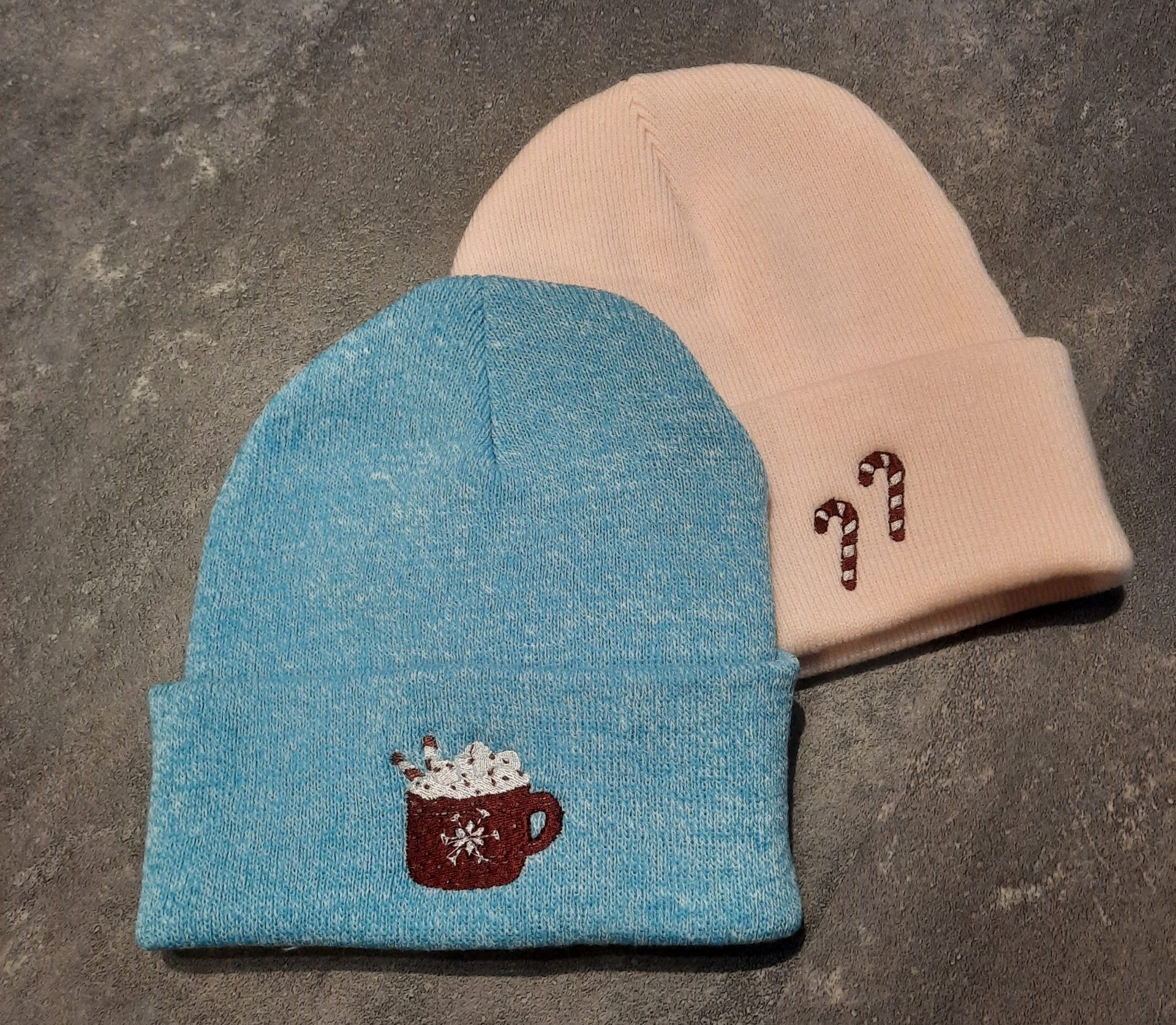 Weihnachtlich bestickte Beanies