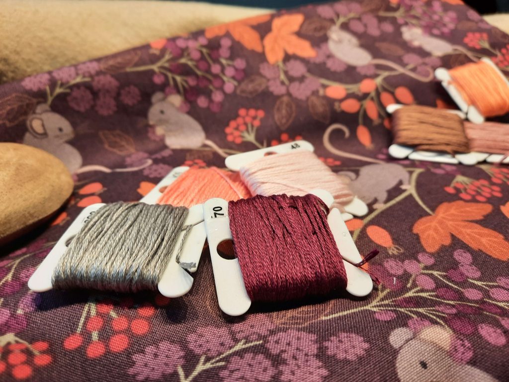 Herbstszene Stickfaeden mit Auswahl Stoff