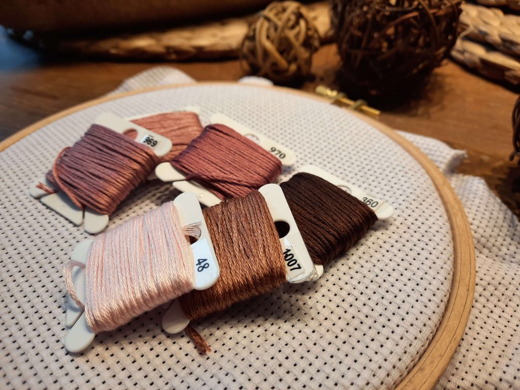 Stickfaeden auf Stickrahmen